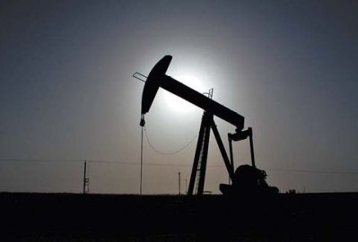 Producción de petróleo en EU hace que precios desciendan