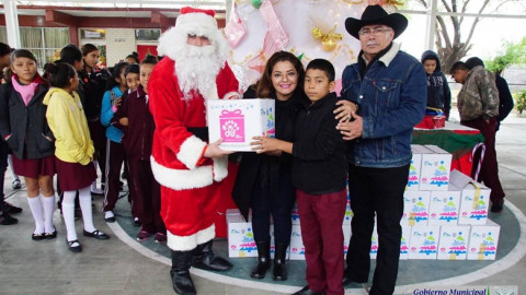 Entregan a estudiantes despensas “Desayuna Bien Esta Navidad”