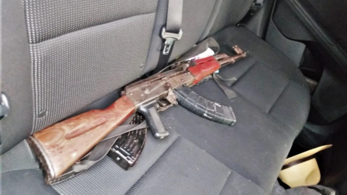 Recuperan dos vehículos robados y detienen a dos hombres