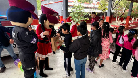 Guardia Estatal realiza convivencia navideña con niños y niñas de primaria