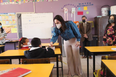 Entregan tarjetas de beca “Una Nueva Era”