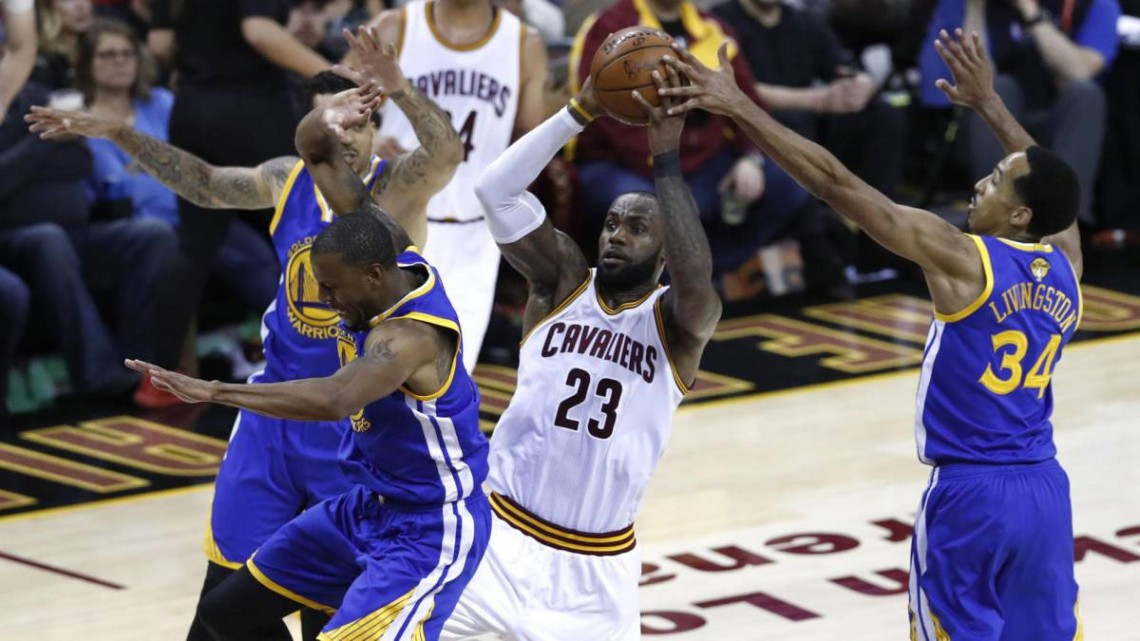 Golden State vence a Cleveland y acaricia el título de la NBA