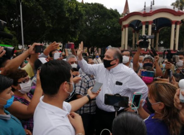 Secretario del ayuntamiento dialoga acaloradamente con manifestantes