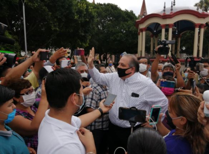 Secretario del ayuntamiento dialoga acaloradamente con manifestantes