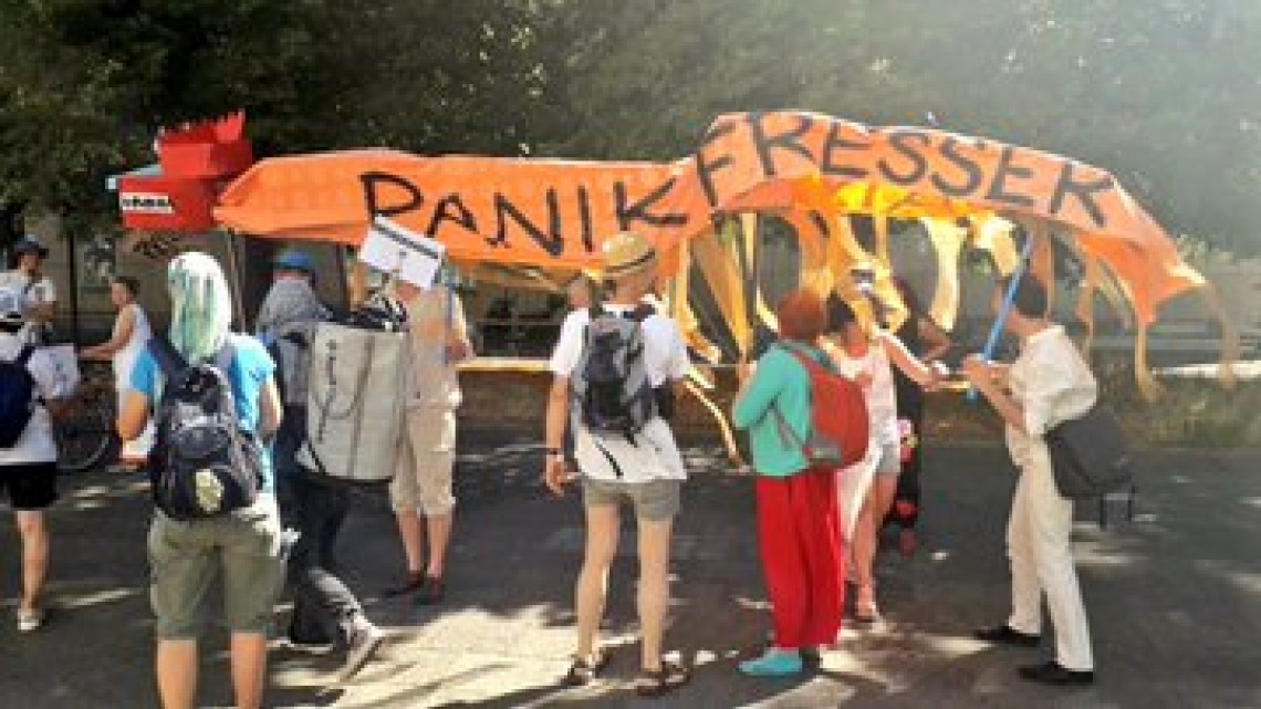 Miles de personas protestan en Berlín contra las restricciones por la COVID-19