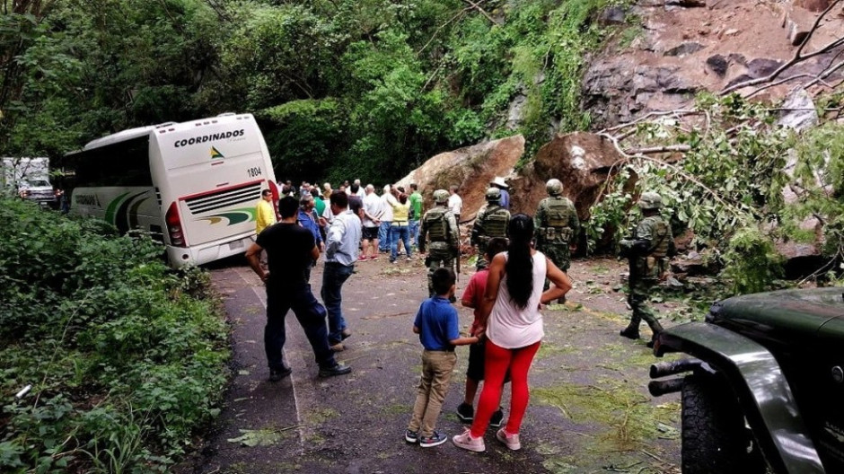 Deslave de rocas en carretera de Puerto Vallarte tras fuertes lluvias