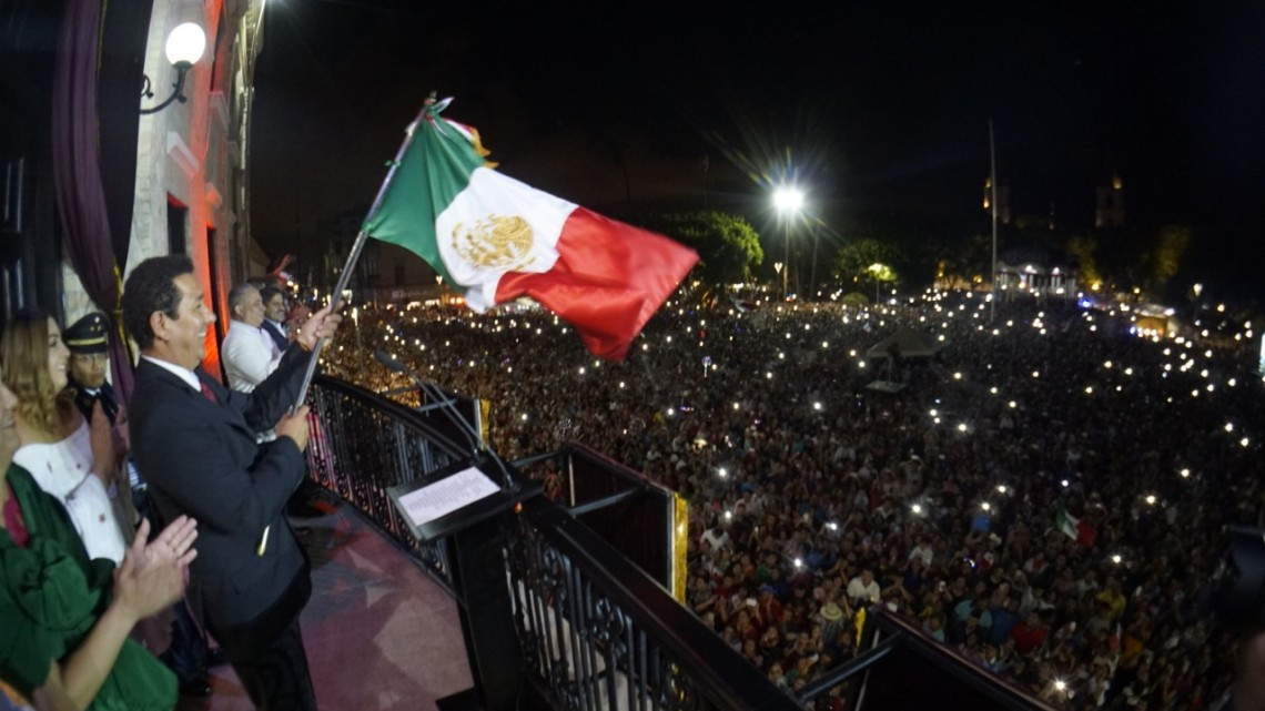 Alcalde Mario López da el Grito de Independencia