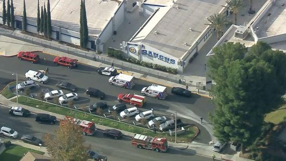 Reportan tiroteo en escuela secundaria en Santa Clarita, California