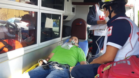 Salvan comunicadores a joven atrapado en incendio 