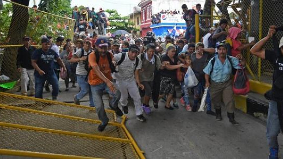 Contienen ingreso de caravana migrante en México
