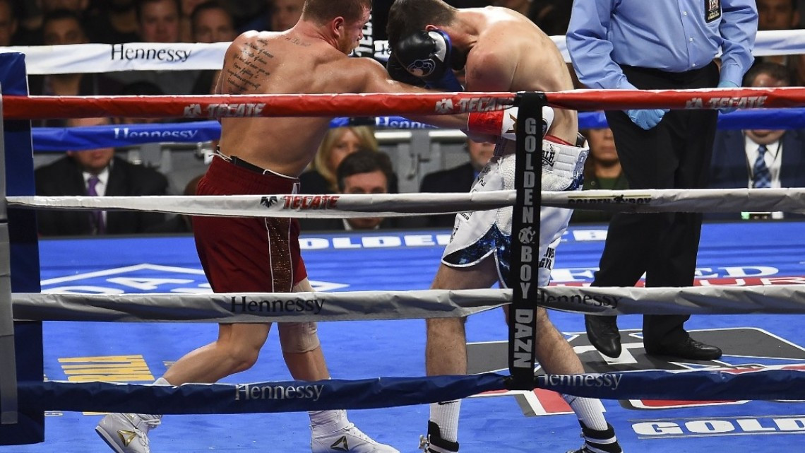 Canelo noquea en 3 rounds a Rocky Fielding