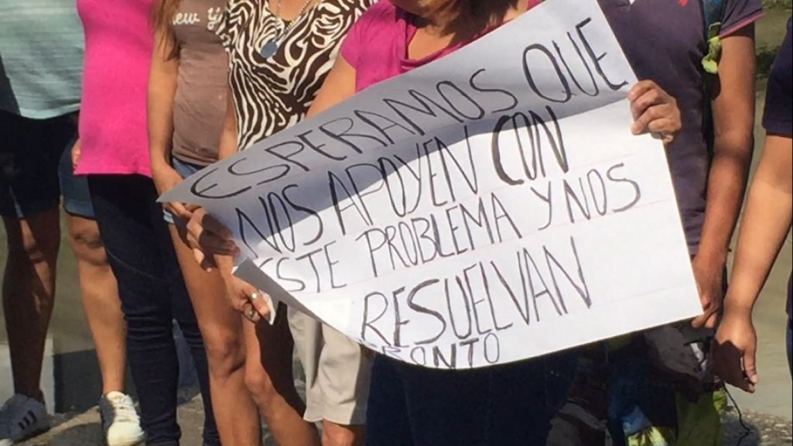 Exigen colonos solución a problema de aguas negras