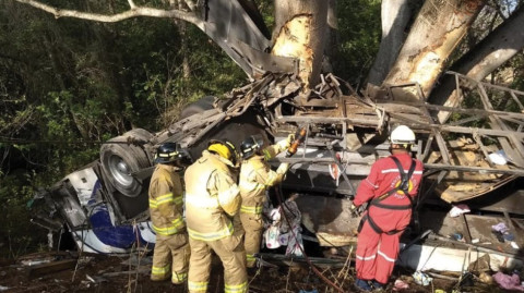 Ocho muertos y 20 heridos tras volcadura de autobús en Nayarit