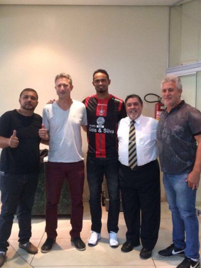 Fichaje por futbolista condenado por asesinato causa polémica en Brasil 