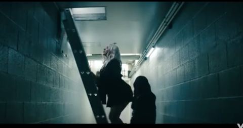 Cristina Aguilera estrena video de "Fall in line"