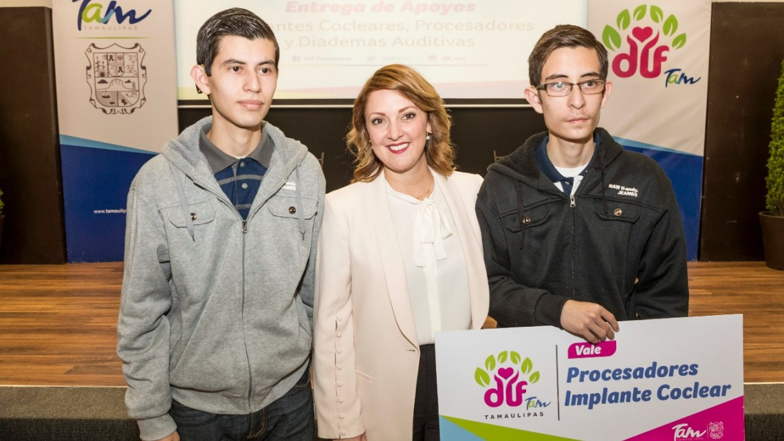 Entrega DIF apoyos auditivos a niñas, niños y adolescentes