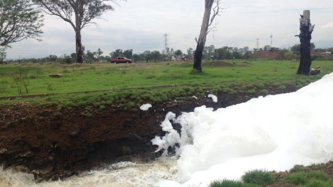 Desaparece hombre en espuma tóxica en Puebla