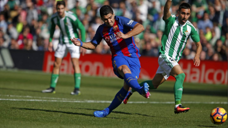 Barcelona rescata empate a último minuto