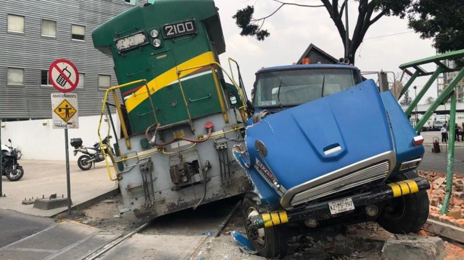 Tren embiste a camión en CDMX
