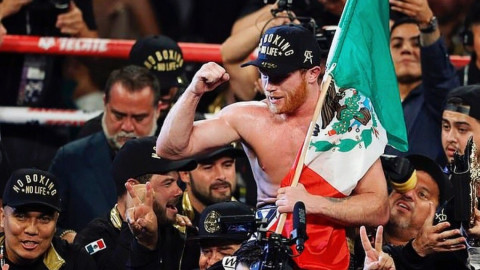 Canelo noquea en 3 rounds a Rocky Fielding