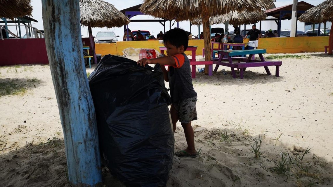 Inician negociaciones para evitar el retiro de palapas con violencia