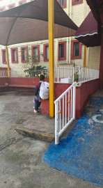 Niña se queda afuera de la escuela por no llevar uniforme completo