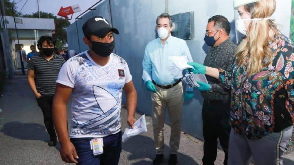 Entrega alcaldesa cubrebocas en Parque Industrial del Norte