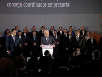 AMLO toma protesta al nuevo presidente del CCE