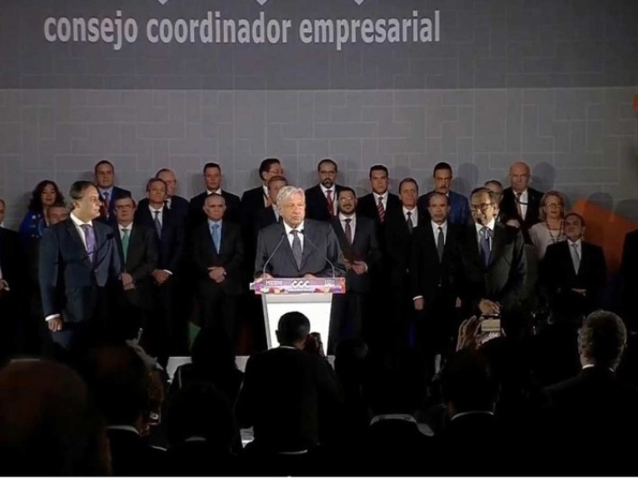 AMLO toma protesta al nuevo presidente del CCE