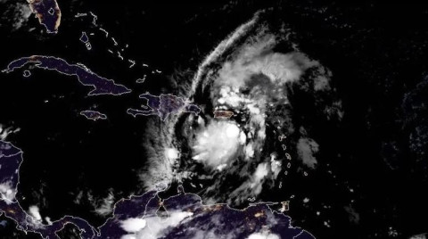 Tormenta "Isaías" llega a Puerto Rico con viento y lluvia