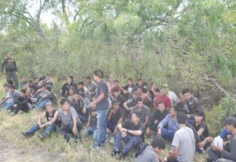 Rescatan a 110 migrantes de camión abandonado en Texas