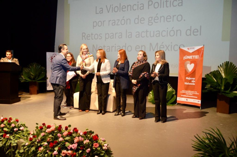 Capacitan a Notarios Públicos sobre perspectiva de género