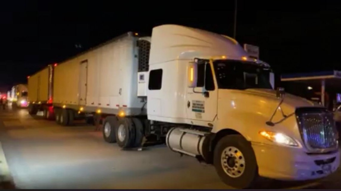 Asegura la Guardia Nacional a 800 migrantes que eran transportados en cajas de 3 tráilers