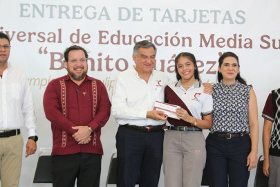 Entrega gobernador a estudiantes de la zona sur becas federales “Benito Juárez”