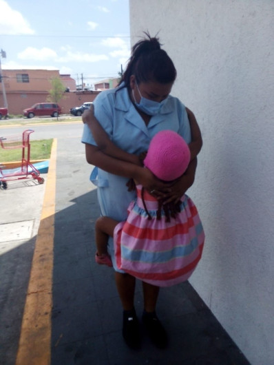 Madre de niña con leucemia piden ayuda para recaudar fondos y esperan un milagro 