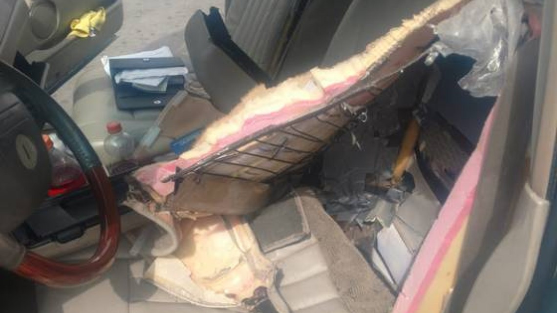 Intentan cruzar escondidos en asientos de auto