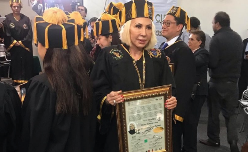 Laura Bozzo recibe doctorado honoris causa en el congreso de la CDMX
