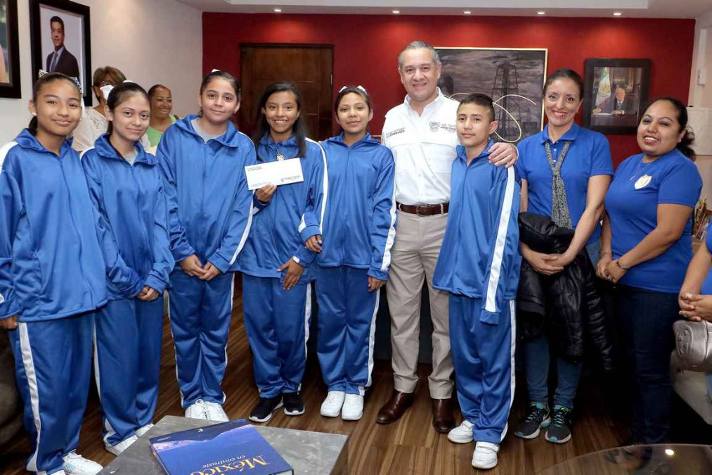 Impulsa Gobierno de Adrián Oseguera la educación y el deporte