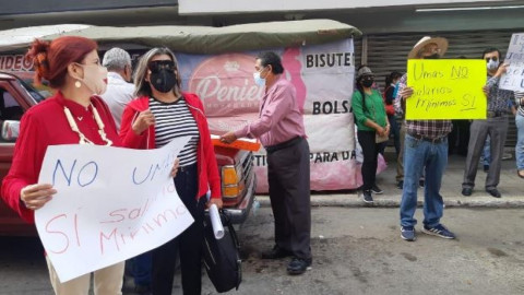 Maestros jubilados toman delegación del ISSSTE; amenazan con tomar edificios y carreteras 