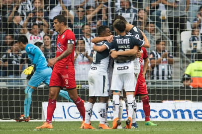 Rayados golea 4-0 a Lobos 