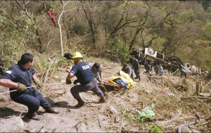 Al menos 10 muertos tras caída de minibús a abismo en Perú