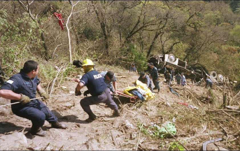 Al menos 10 muertos tras caída de minibús a abismo en Perú