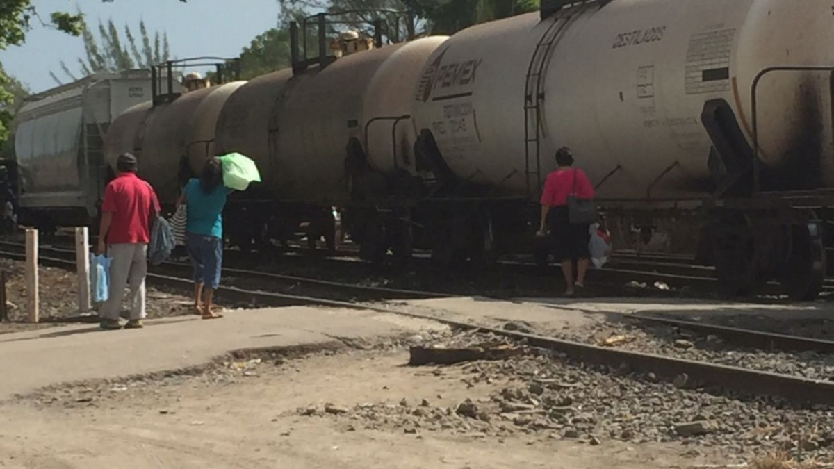 Dañan malla que limita cruzar frente al tren