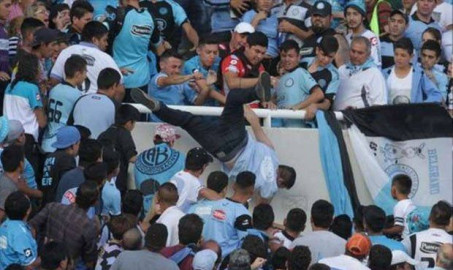 Fallece aficionado arrojado desde las gradas durante partido en Argentina