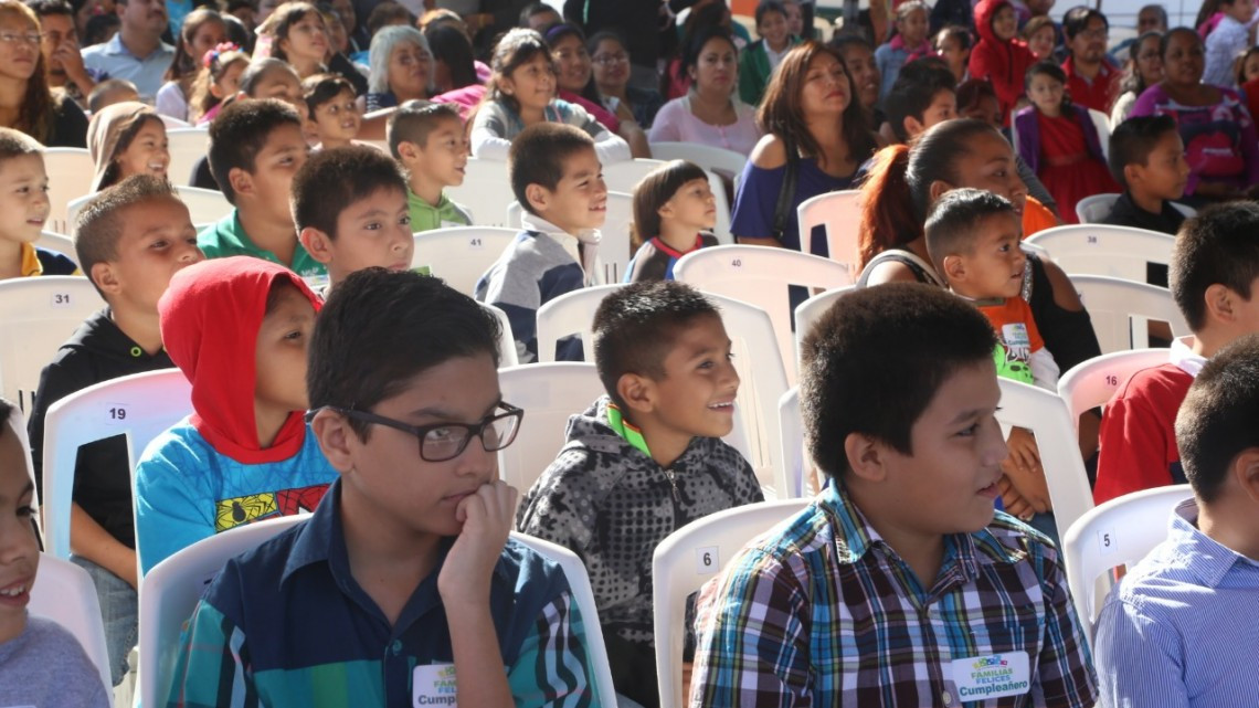 Festejan 102 niños su 'Cumpleaños del Mes'
