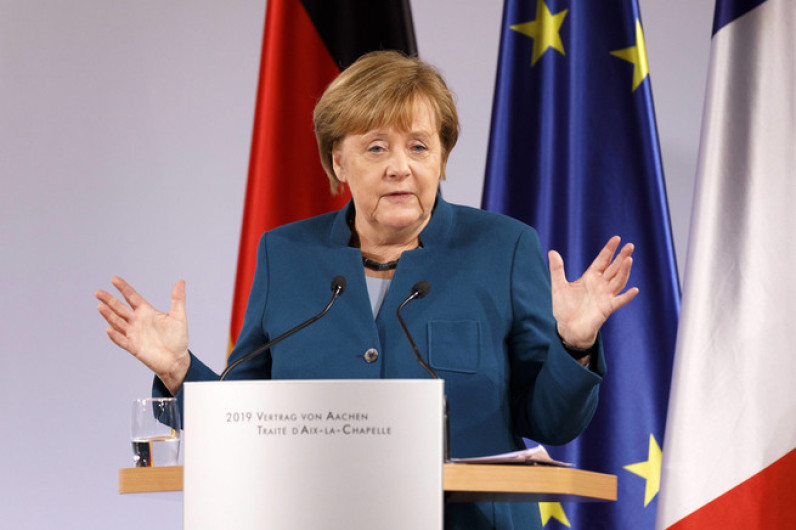 Critican a Angela Merkel en Alemania por vacunación tardía