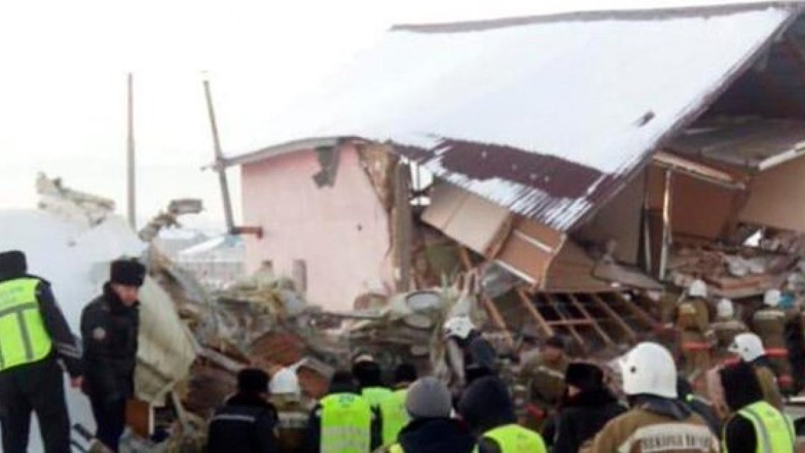 Se estrella avión con 100 personas a bordo en Kazajistán