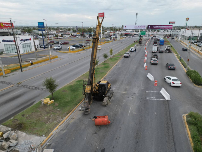 Llega maquinaria para dar inicio con trabajos de la construcción del puente vehicular calzada de los Héroes.