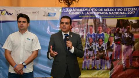 Abandera Enrique Rivas Cuéllar a deportistas neolaredenses