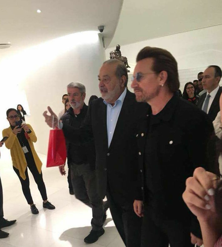 Bono recorre el museo Soumaya junto a Slim